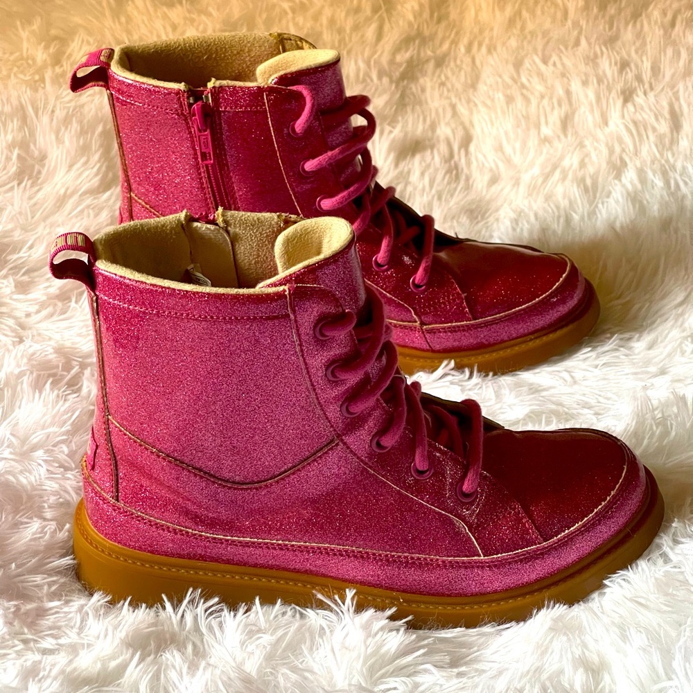 Every Lil Girl Loves Pink and GLITTER - BoNus ! Comfortable UGGs . Icing on top